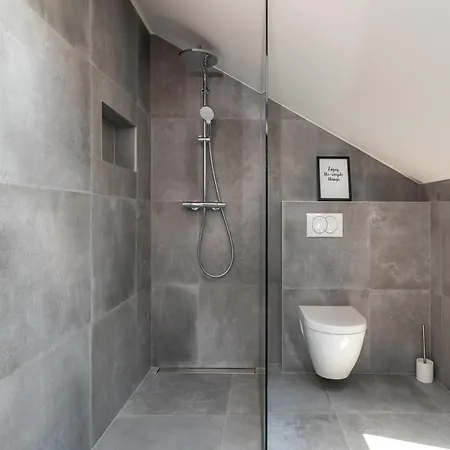 Sea View House, Karlo *