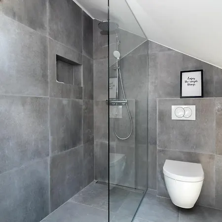 Sea View House, Karlo *